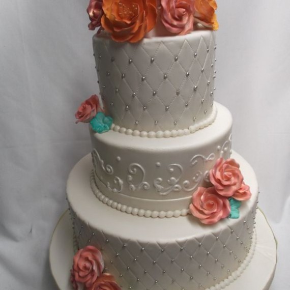 Classique à trois niveaux gâteau de coupe de diamant / classic three tier Diamond cut cake