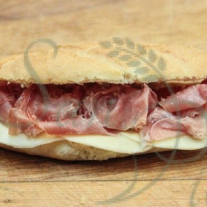 sandwich au prosciutto et au fromage / sandwich prosciutto and cheese