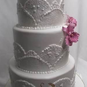 Trois étages dentelle de niveaux et orchidées roses / Three tier Lace and pink orchids