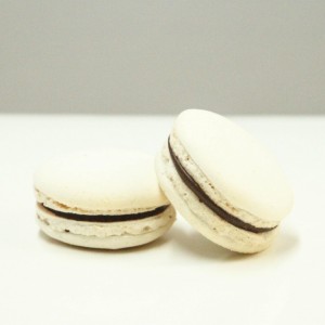 macaron blanc avec chocolate ganache / white macaron with chocolate ganache
