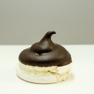 meringue plongé chocolat / meringue dipped in choclate